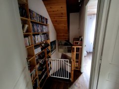 La bibliothèque et CD thèque en haut de l'escalier